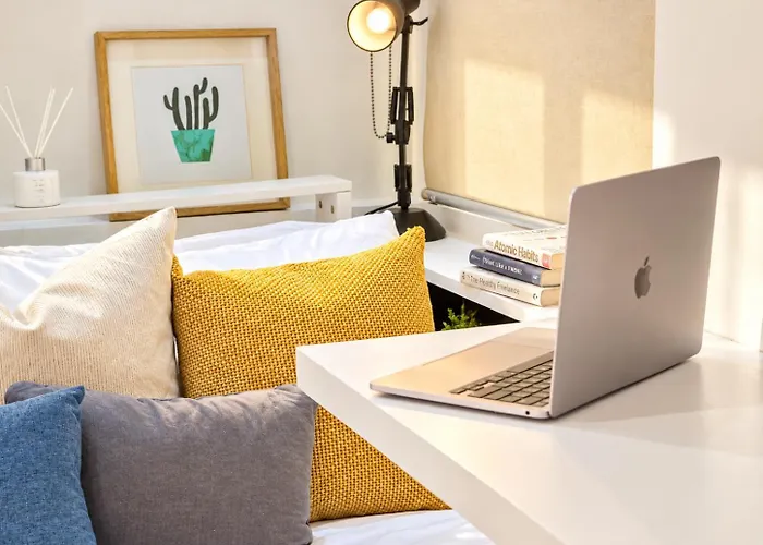 Loft De Vue - Victoria Bgc Apartment *
